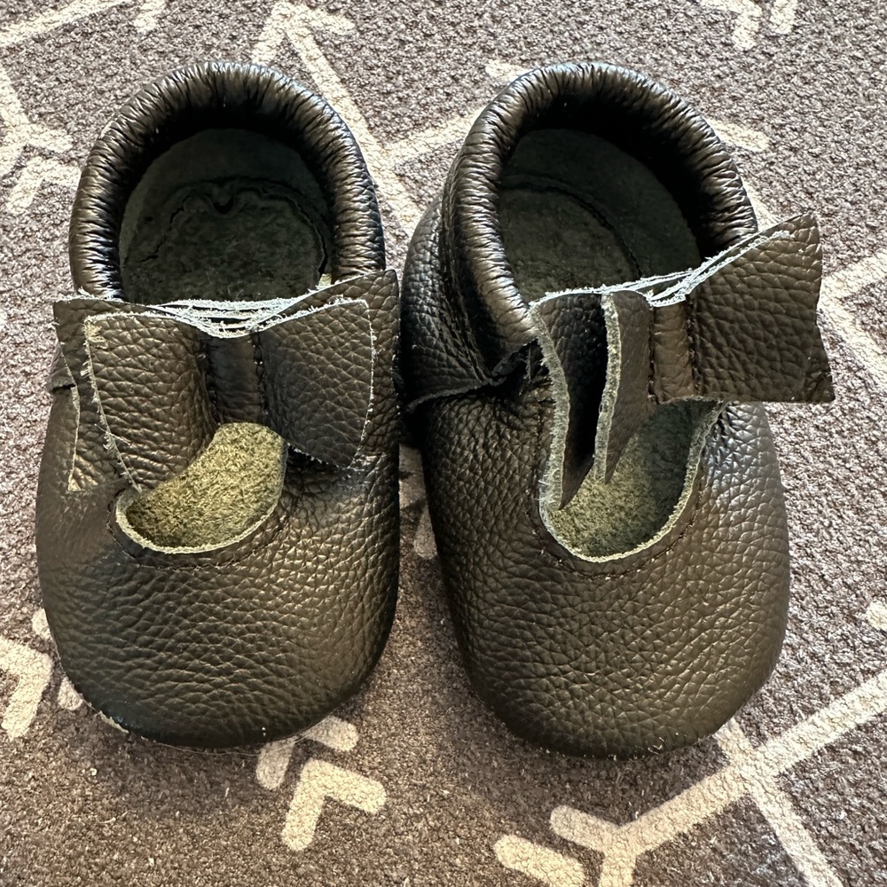 Birdrock baby black soft leather bow moccasins sz4